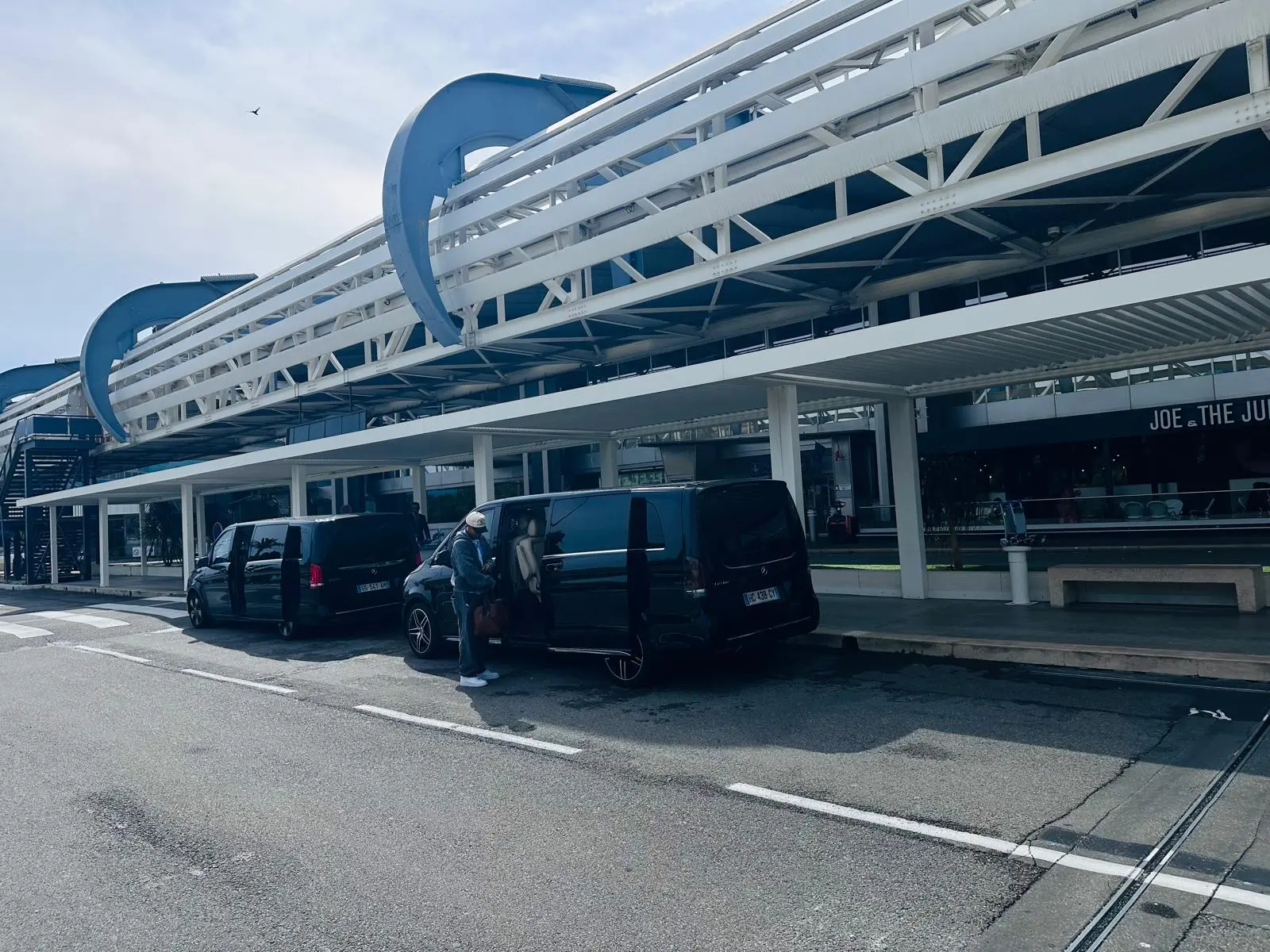 Mercedes V-Class au Terminal Aéroport Nice