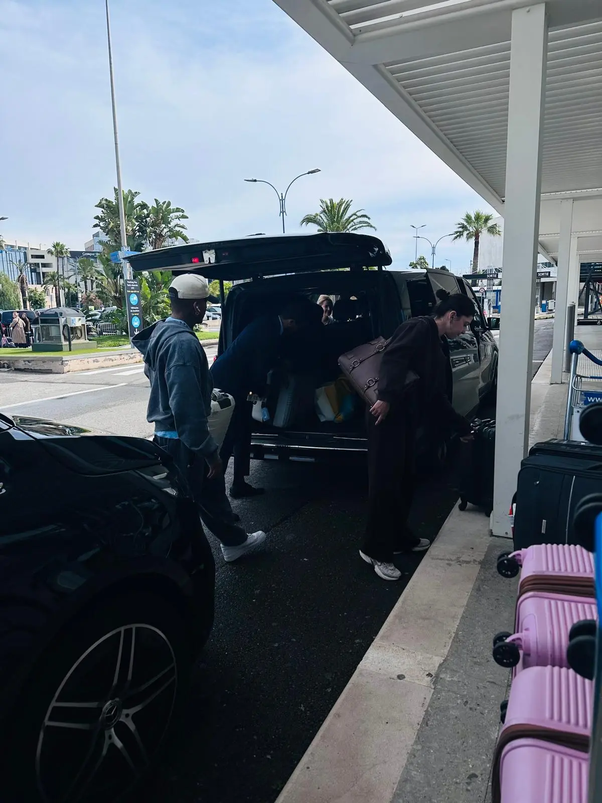 Chauffeur privé chargement bagages clients