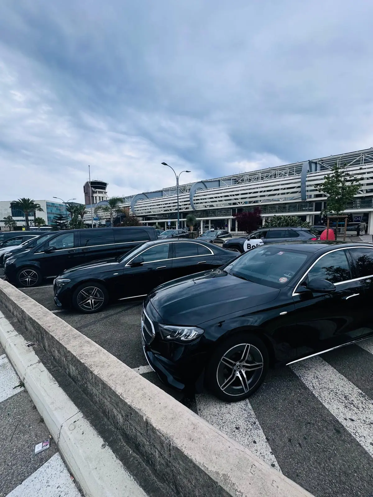 Mercedes E-Class alignées devant Terminal Aéroport Nice