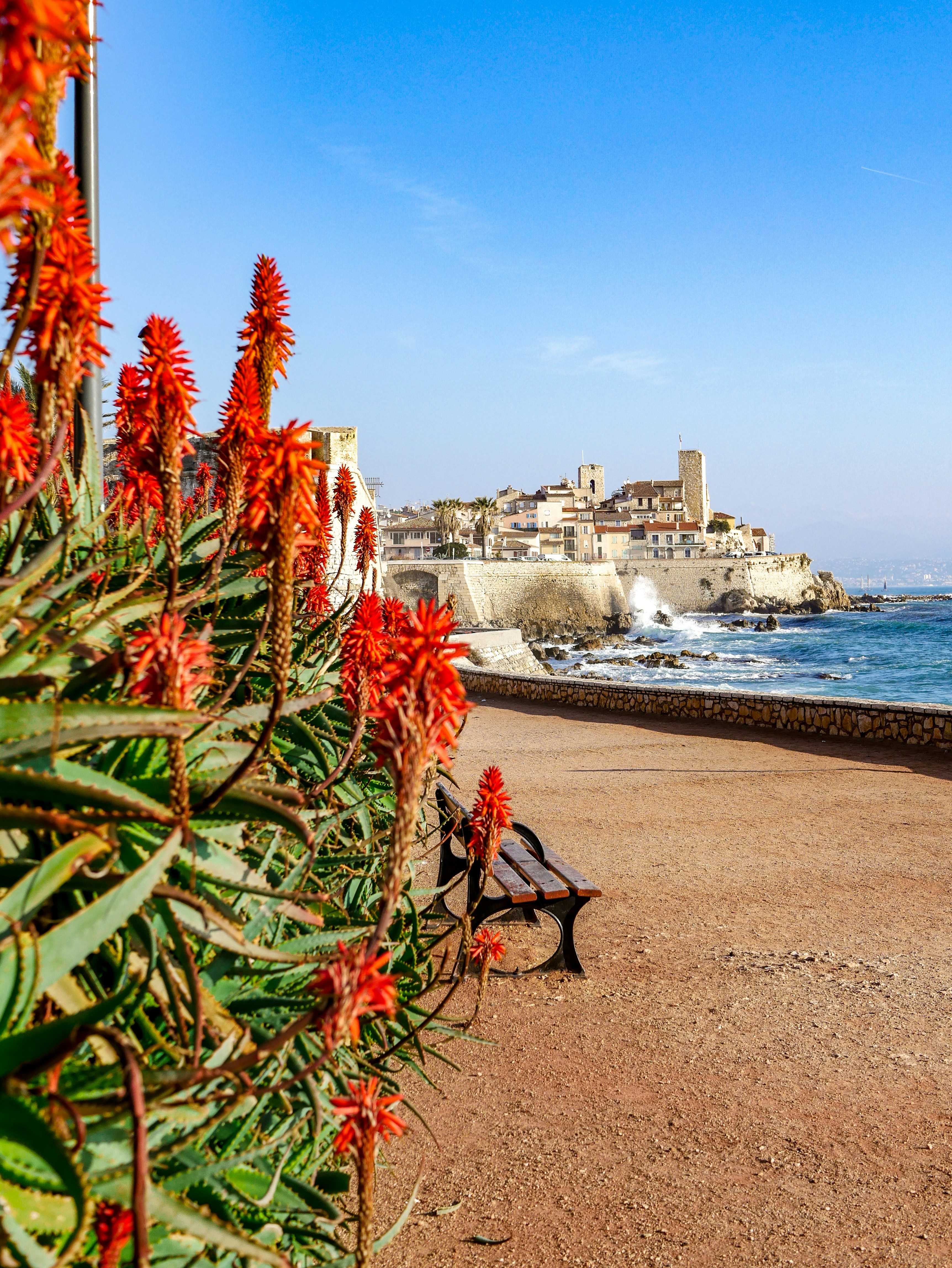 Remparts d'Antibes face à la Méditerranée — VTC privé Cap d'Antibes