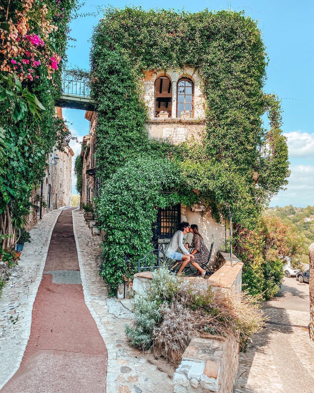 Ruelle pavée de Saint-Paul-de-Vence — excursion VTC arrière-pays niçois