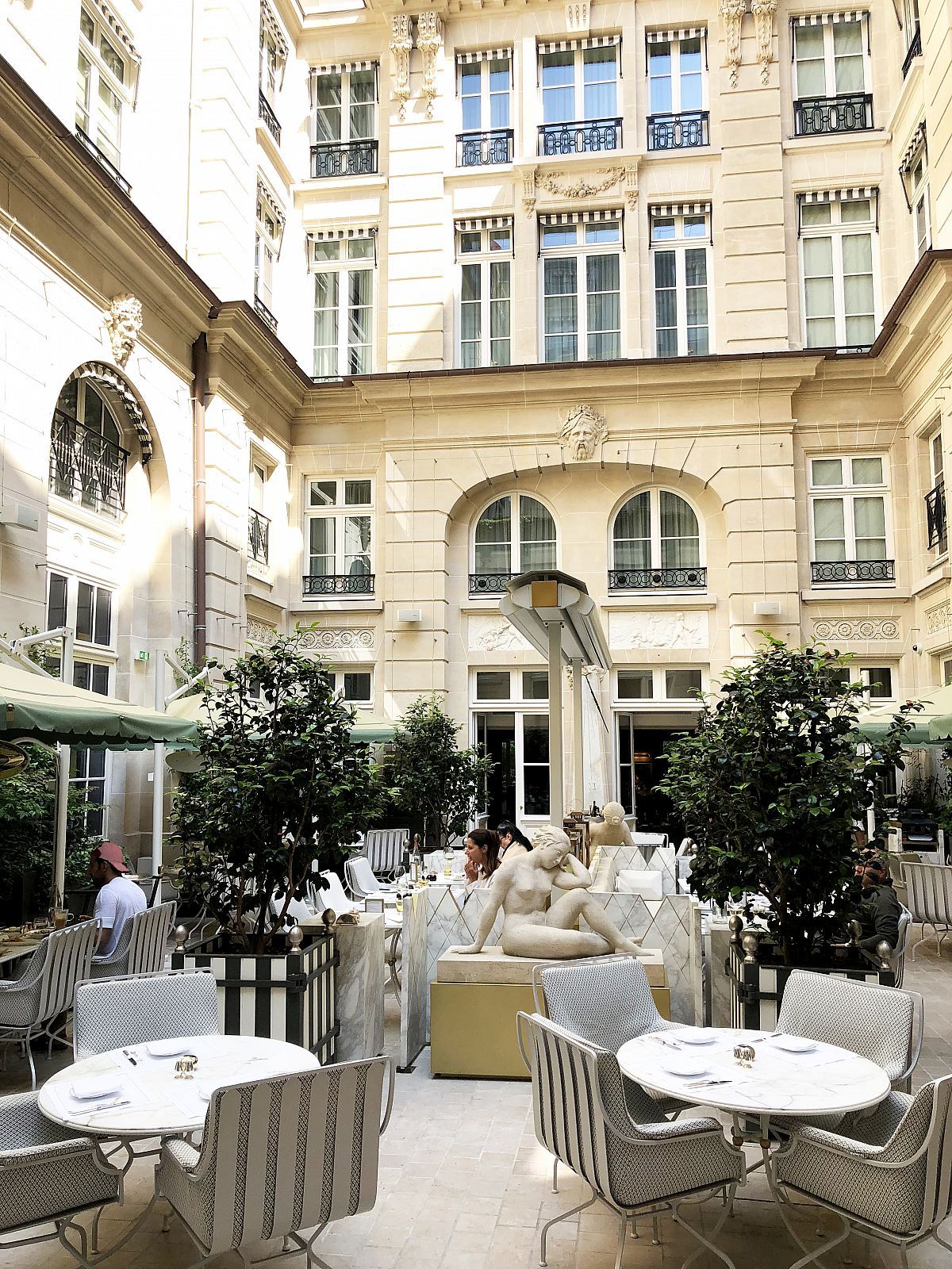 Hôtel de Crillon à Paris — chauffeur privé Transfer by Cab